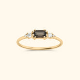 Fijne gouden ring met rechthoekige smoky quartz en vier kleine witte diamanten, gezet in 9 karaat goud.